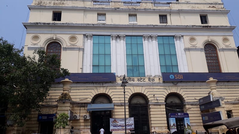 Fachada del edificio histórico de la sucursal de State Bank of India en Chandni Chowk, Vieja Delhi