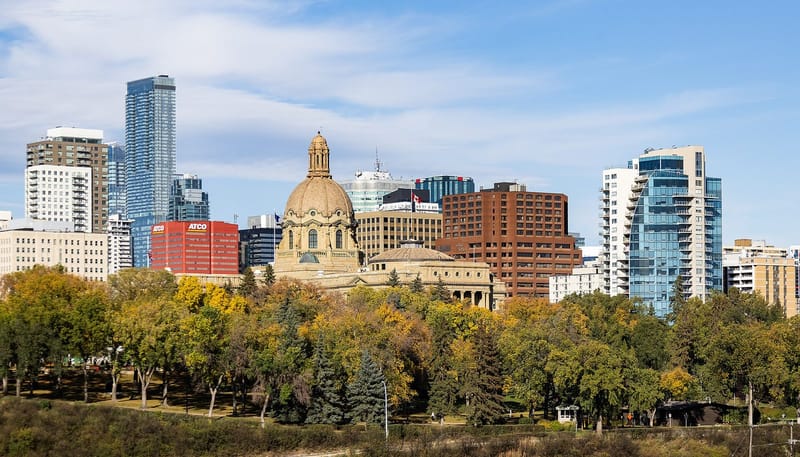 El edificio de la Asamblea Legislativa de Alberta en Edmonton visto desde sus jardines