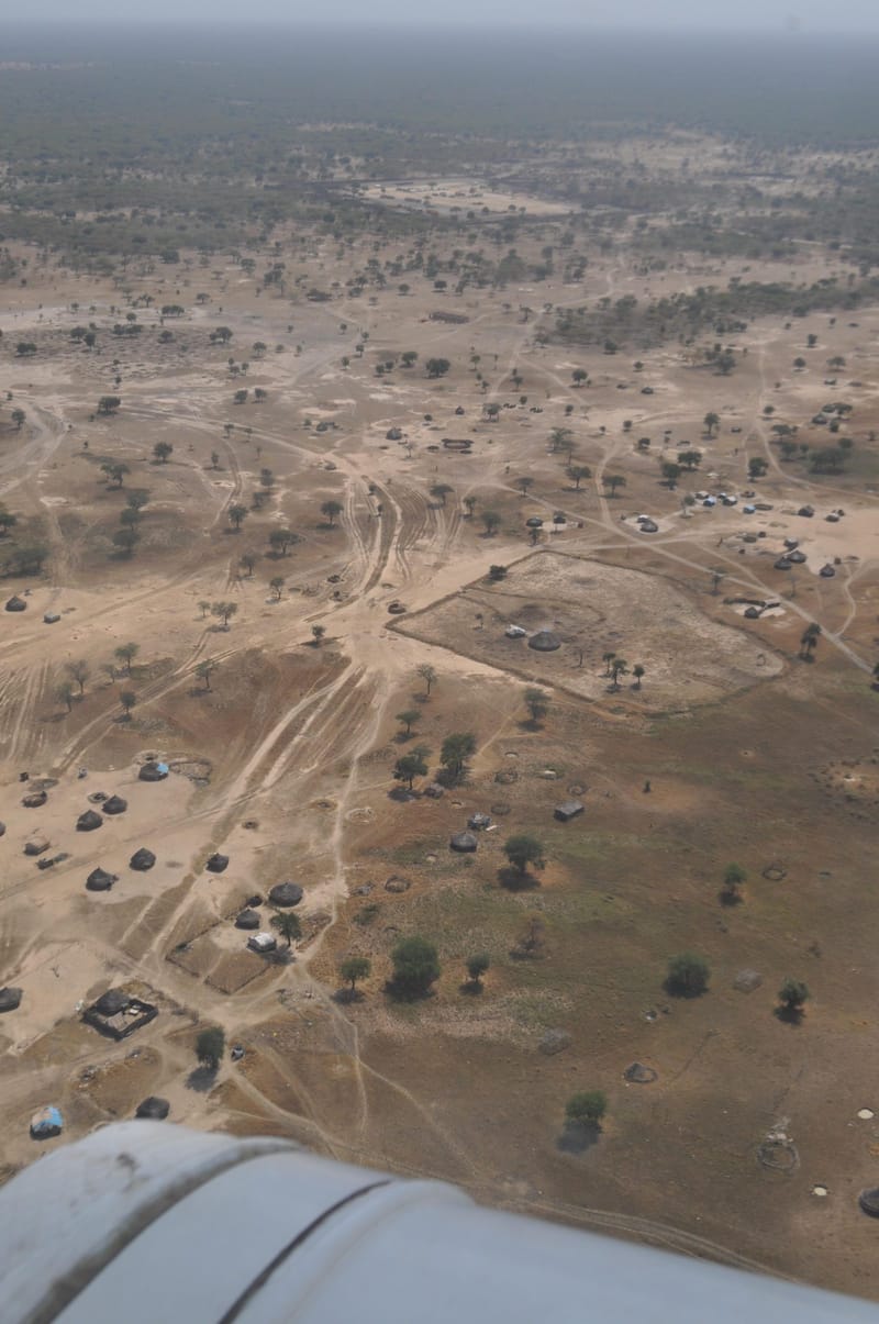 Pemandangan udara kota Abyei dan lahan di sekitarnya dari helikopter PBB