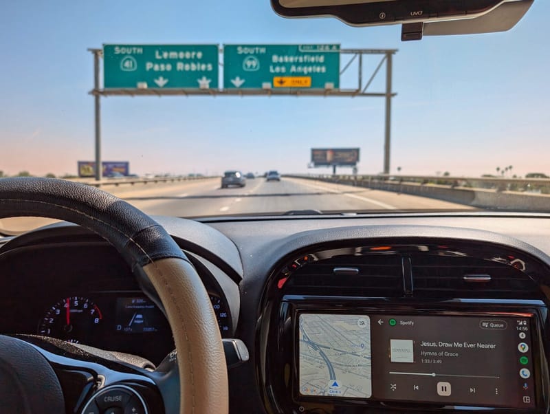 Navegación de Android Auto en la pantalla del tablero de un auto durante un viaje por autopista