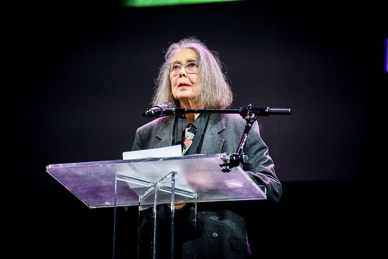 La poeta Anne Carson en el escenario durante la lectura de finalistas de los National Book Awards 2024 en el NYU Skirball Center de Nueva York