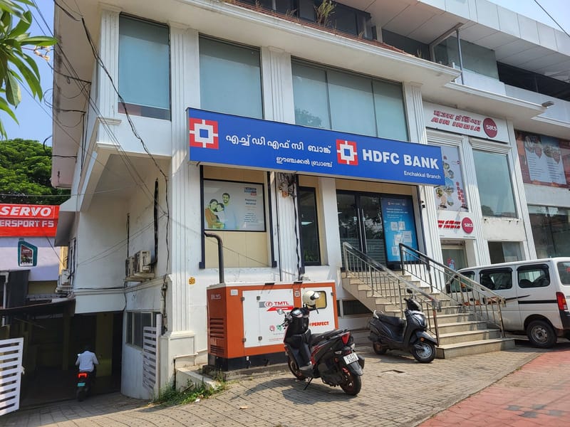 Fachada de uma agência do HDFC Bank com seu letreiro em um cruzamento em Thiruvananthapuram, Kerala