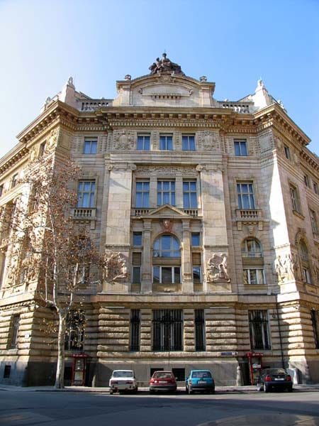 Edificio de la sede del Banco Nacional de Hungría en la esquina de la plaza Szabadság y la calle Hold, en Budapest