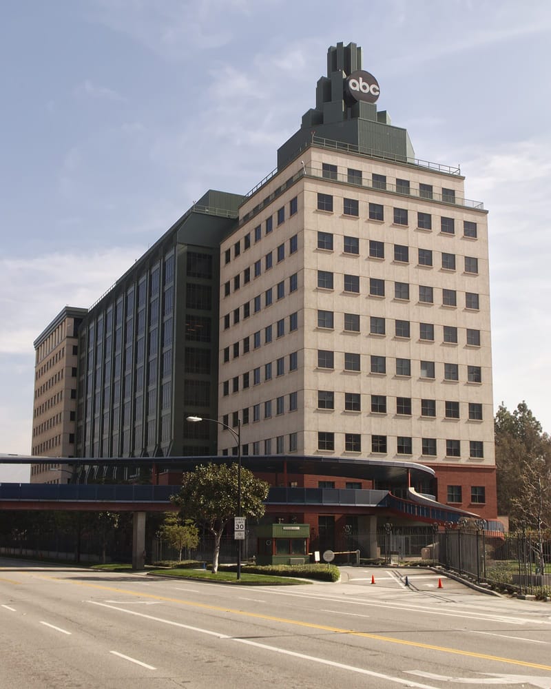 Edificio de oficinas en el lado de Riverside Drive del complejo de Walt Disney Studios en Burbank, California, con una pasarela peatonal azul