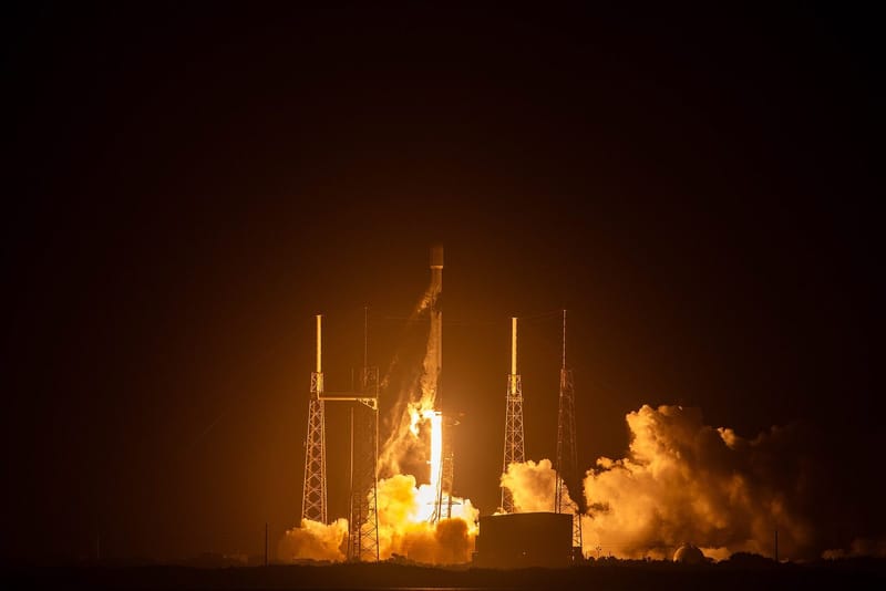Un cohete Falcon 9 de SpaceX con satélites Starlink despega del Complejo de Lanzamiento Espacial 40 en Cabo Cañaveral