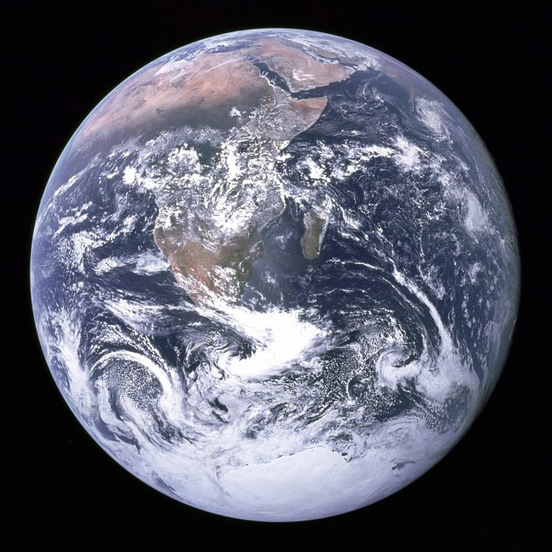 Fotografia "Blue Marble" da Terra feita a partir da Apollo 17, mostrando a África, a Península Arábica e a Antártida