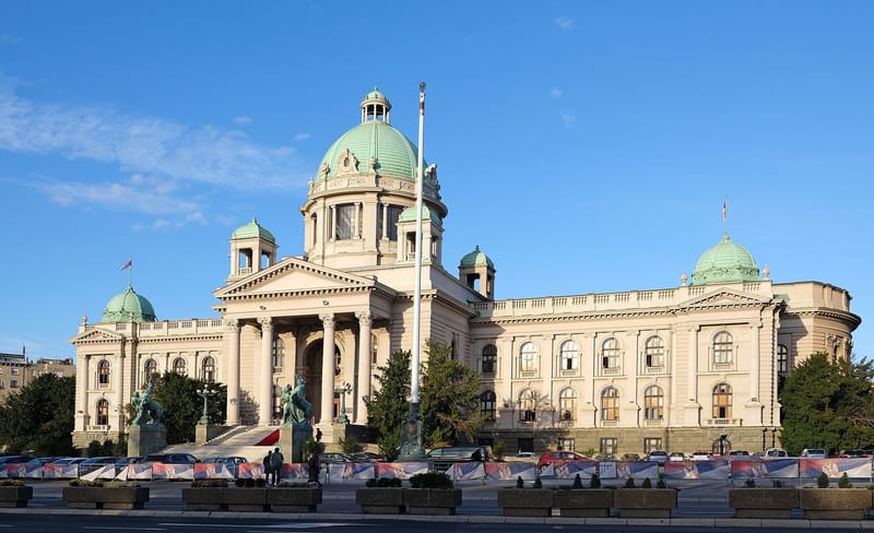 Gedung Majelis Nasional Serbia di Beograd dengan kubah hijau dan pintu masuk berpilar