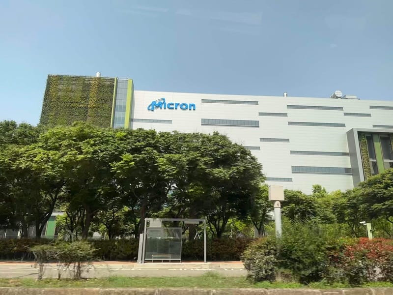 Fachada da fábrica de semicondutores da Micron em Taichung, Taiwan, fotografada no início da noite