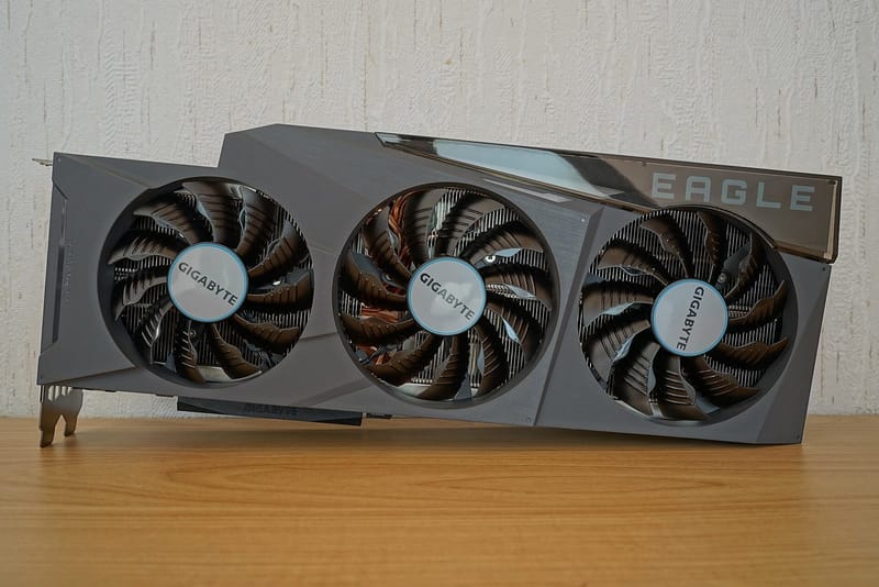 Vista frontal de una tarjeta gráfica Gigabyte GeForce RTX 3090 Eagle OC con tres ventiladores