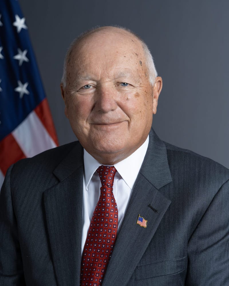 Official portrait of Pete Hoekstra, US Ambassador to Canada